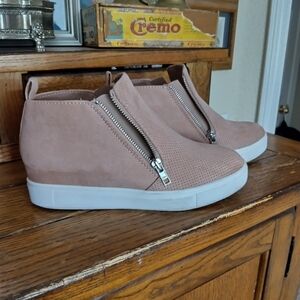 Stylish Women's Dusty Rose  Zip-Up Wedge Sneakers